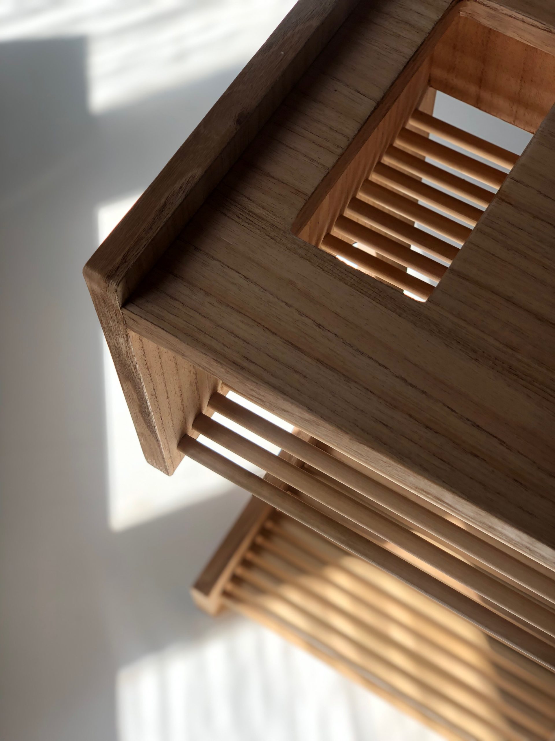 – B A S T Ø N E –