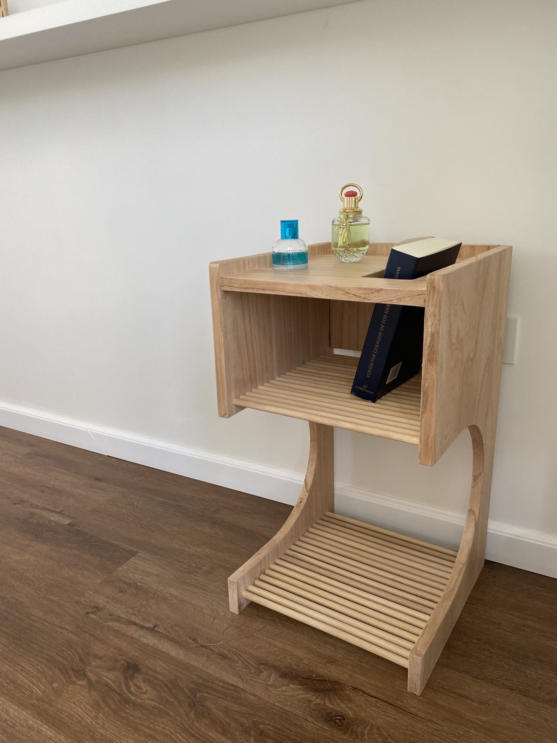 – B A S T Ø N E –