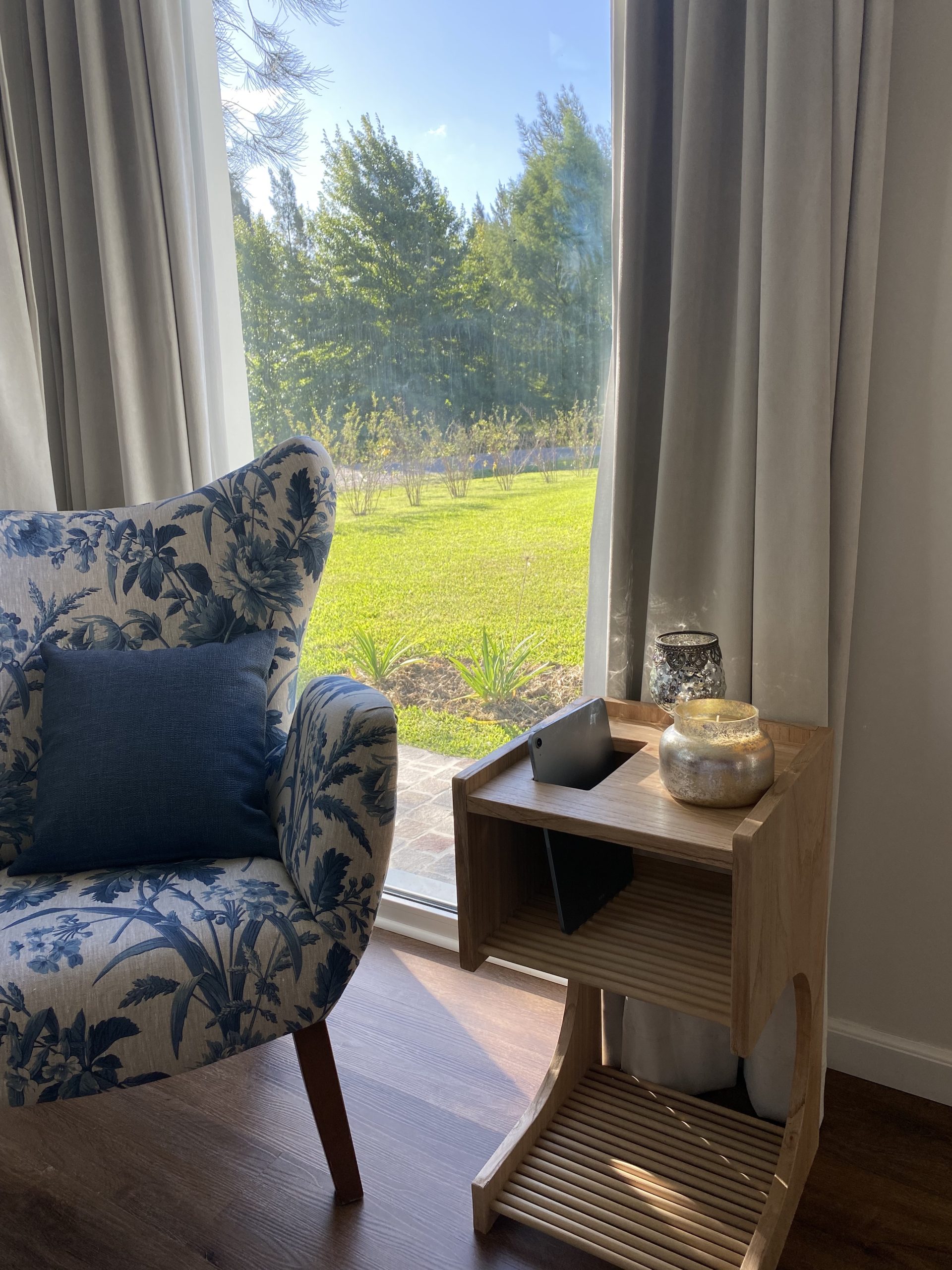 – B A S T Ø N E –